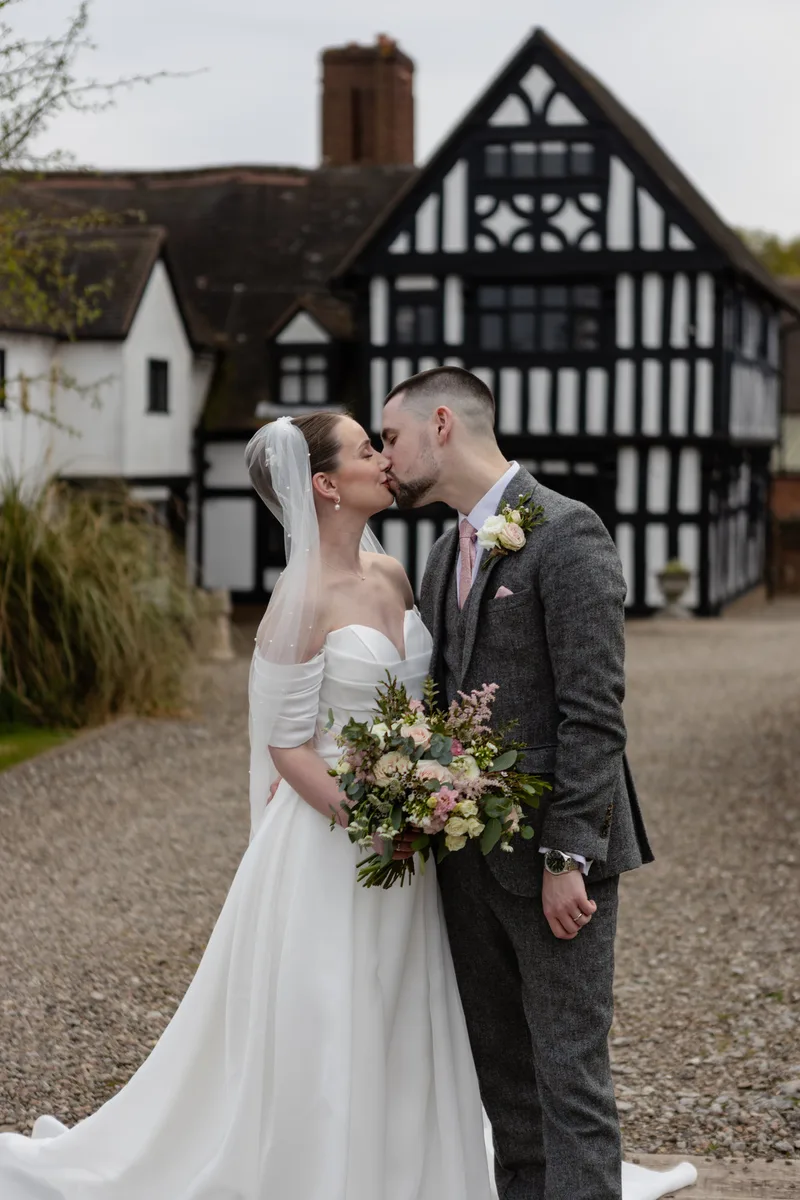 Jack & Amy: wedding photography at Shifnal, Shropshire, photo 4
